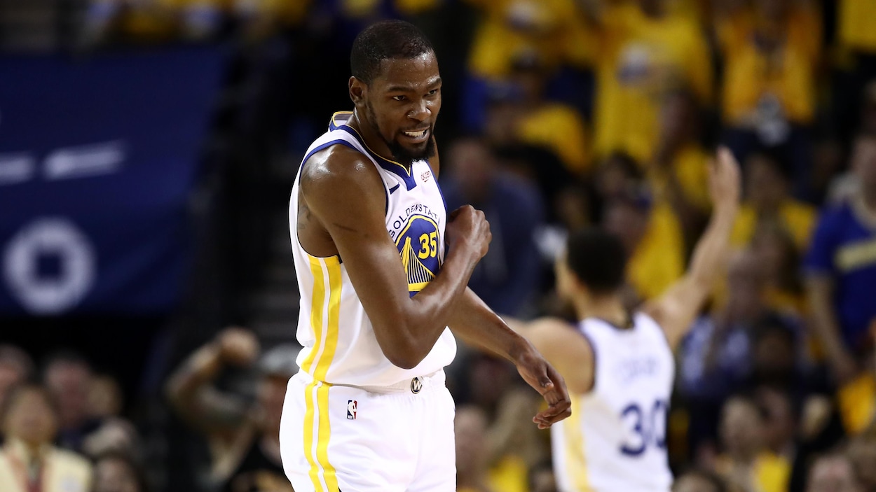 Kevin Durant célèbre un panier réussi dans un match entre les Warriors de Golden State et les Rockets de Houston à Oakland.