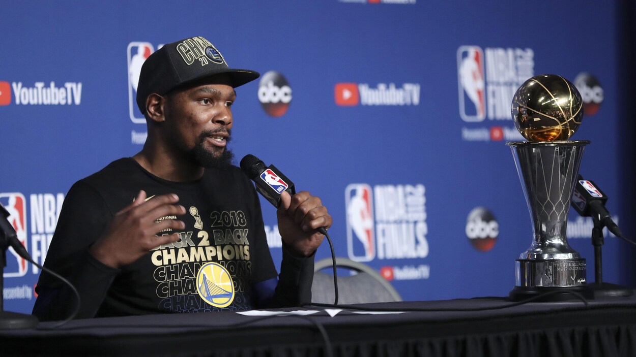 Kevin Durant s'adresse aux médias.