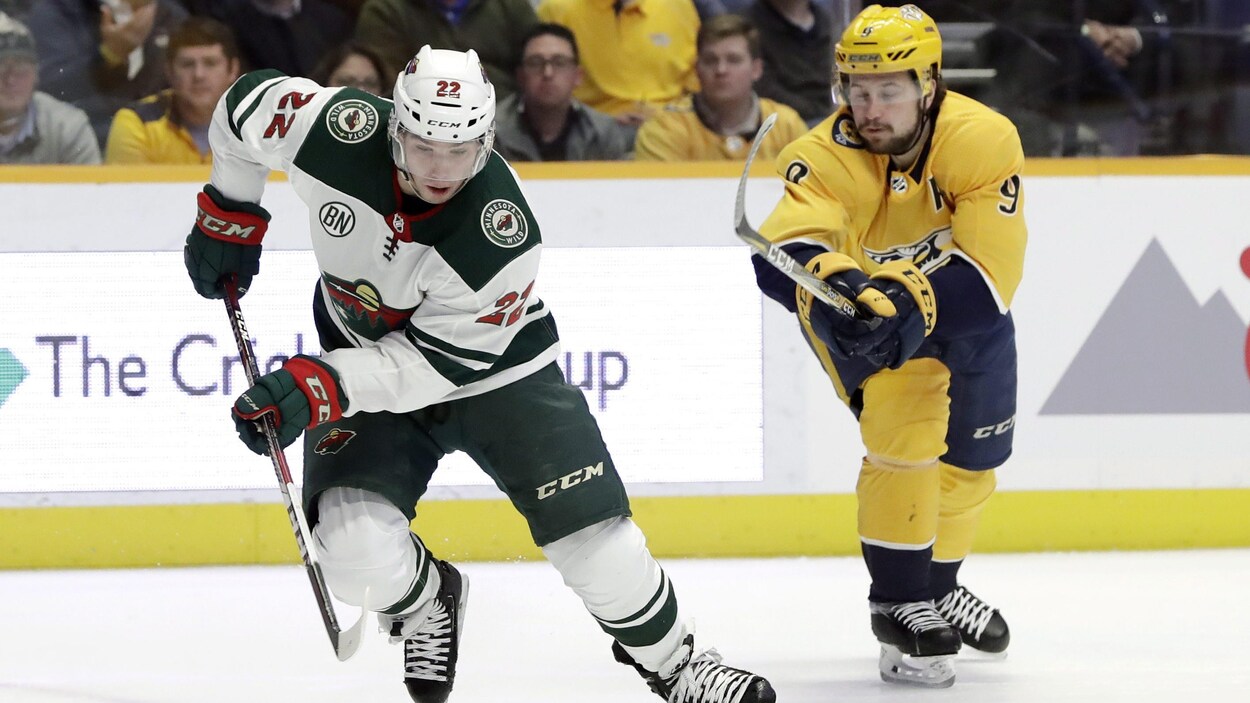 Kevin Fiala patine avec la rondelle devant Filip Forsberg.