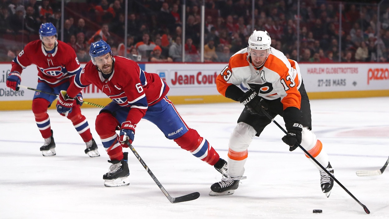 Deux joueurs de hockey patinent.