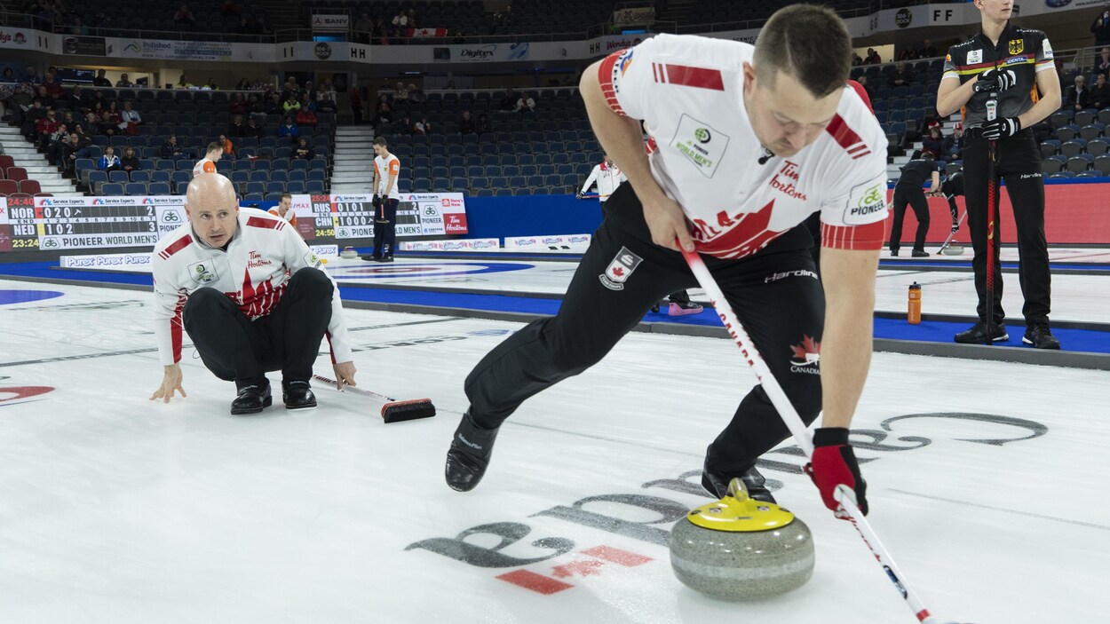 Kevin Koe (gauche) et Ben Hebert (droite)