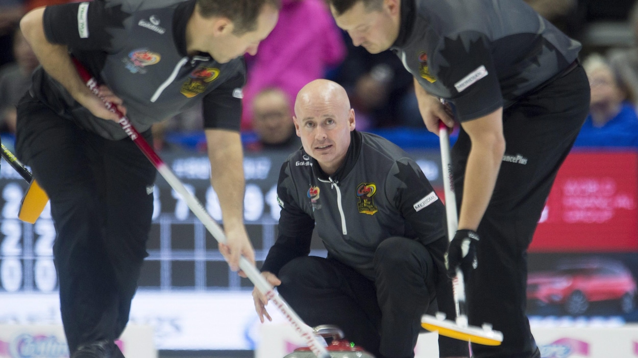 Kevin Koe (au centre) et ses coéquipiers Ben Hebert et Brent Laing Kevin Koe (au centre) et ses coéquipiers Ben Hebert et Brent Laing