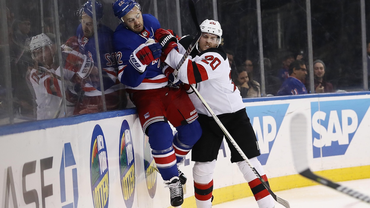 Les pieds de l'ex-défenseur des Rangers ne touchent plus à la glace.