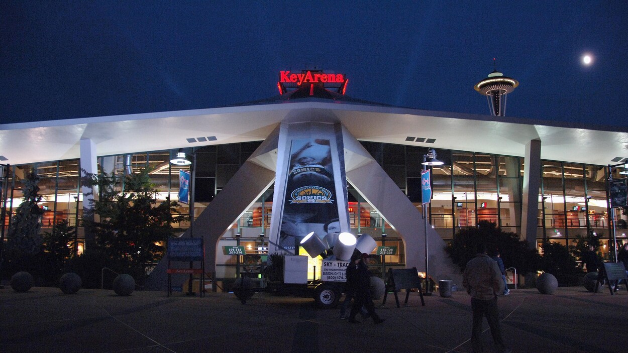 L'entrée du KeyArena de Seattle, avant un match de la NBA en 2006