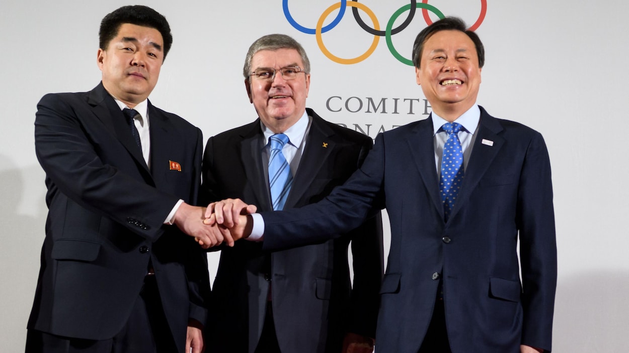 Kim Il-guk (gauche), Thomas Bach (centre) et Do Jong-hwan (droite) Kim Il-guk (gauche), Thomas Bach (centre) et Do Jong-hwan (droite)