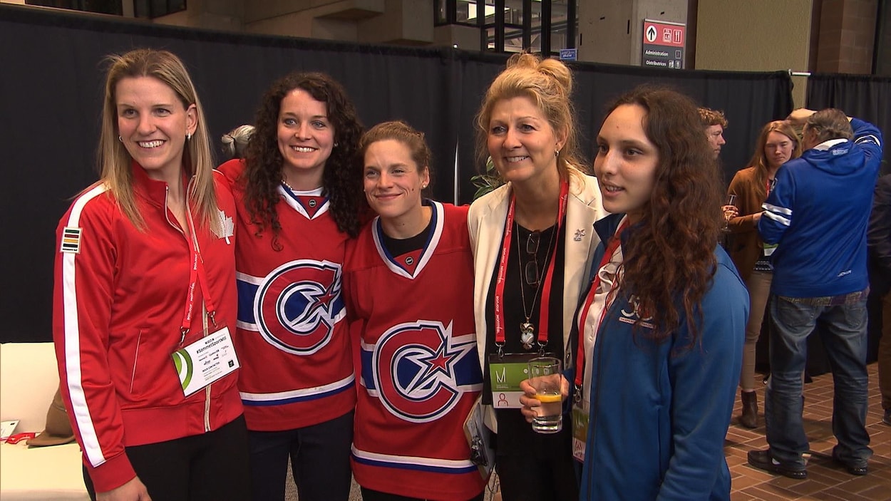 De gauche à droite : Kim St-Pierre, Katia Heydra et Emmanuelle Blais avec deux participantes du sommet