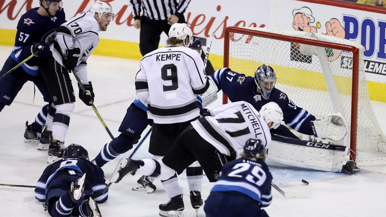 Torrey Mitchell des Kings déjoue le gardien des Jets, Connor Hellebuyck avec un tir sous sa jambière. Torrey Mitchell des Kings déjoue le gardien des Jets, Connor Hellebuyck avec un tir sous sa jambière.