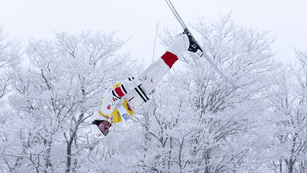 Mikaël Kingsbury effectue un saut lors d'une séance d'entraînement à la Coupe du monde de ski acrobatique présentée au Mont-Tremblant