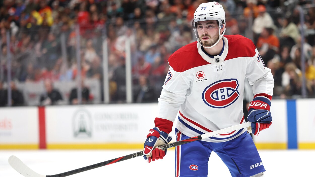 Kirby Dach soutenu par ses coéquipiers du Canadien