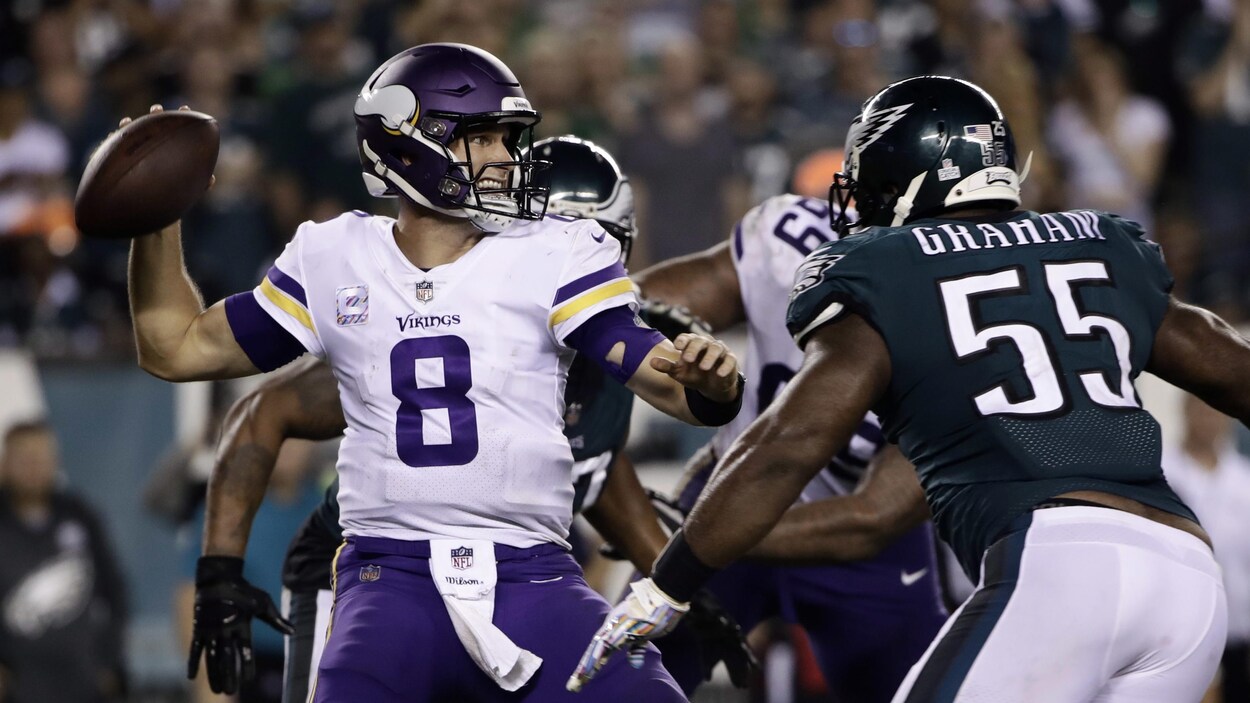 Kirk Cousins (à gauche)