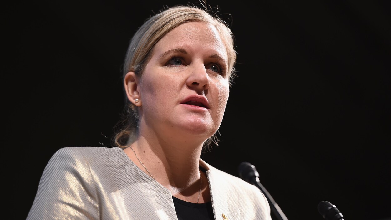 La présidente de la commission des athlètes du Comité international olympique, Kirsty Coventry, lors d'une conférence.