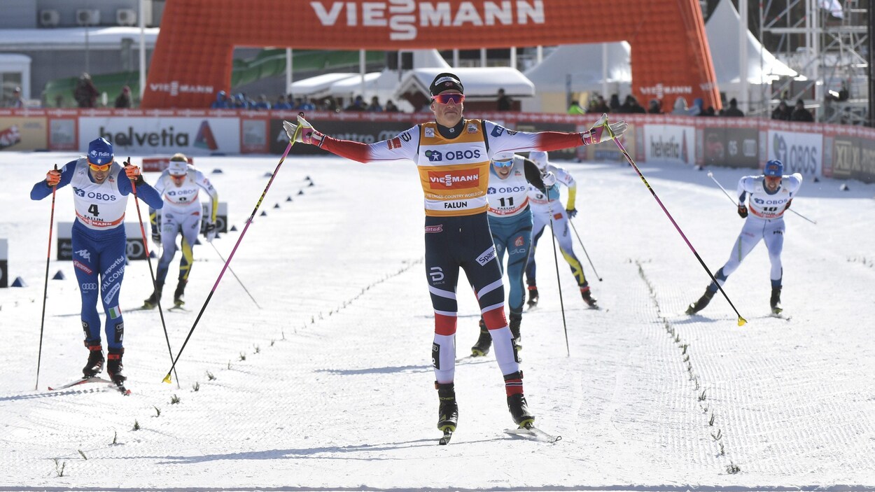 Johannes Hoesflot Klaebo célèbre sa victoire au sprint en style classique, à Falun. Johannes Hoesflot Klaebo célèbre sa victoire au sprint en style classique, à Falun.