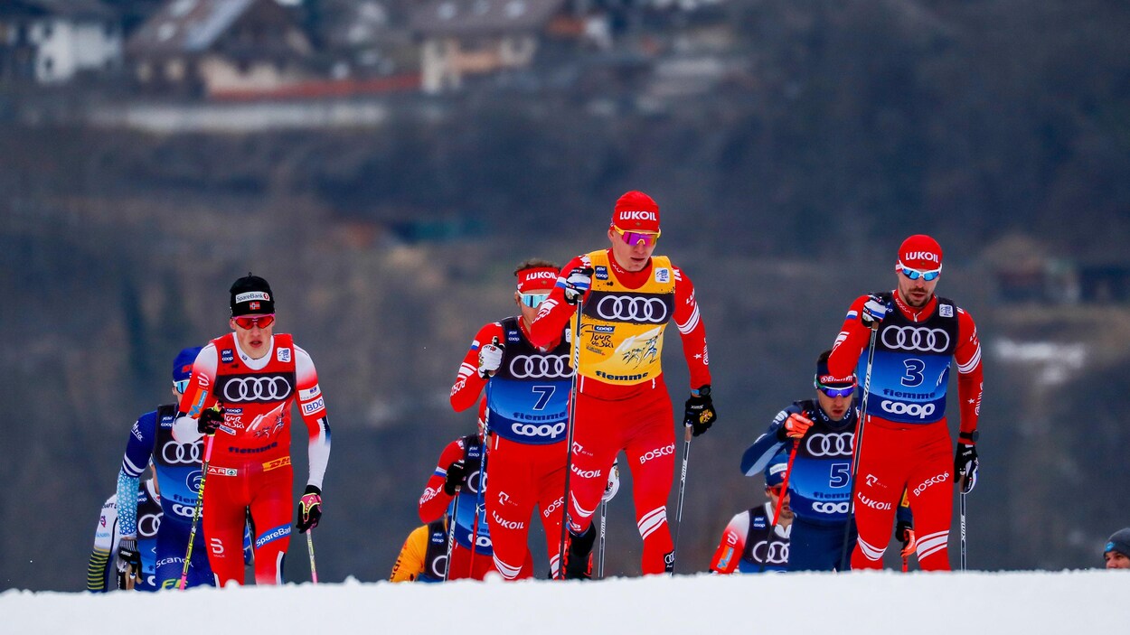 Un peloton de skieurs