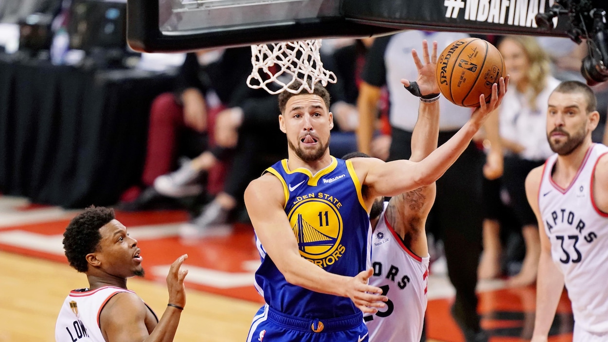 Il tente de marquer un panier contre les Raptors.