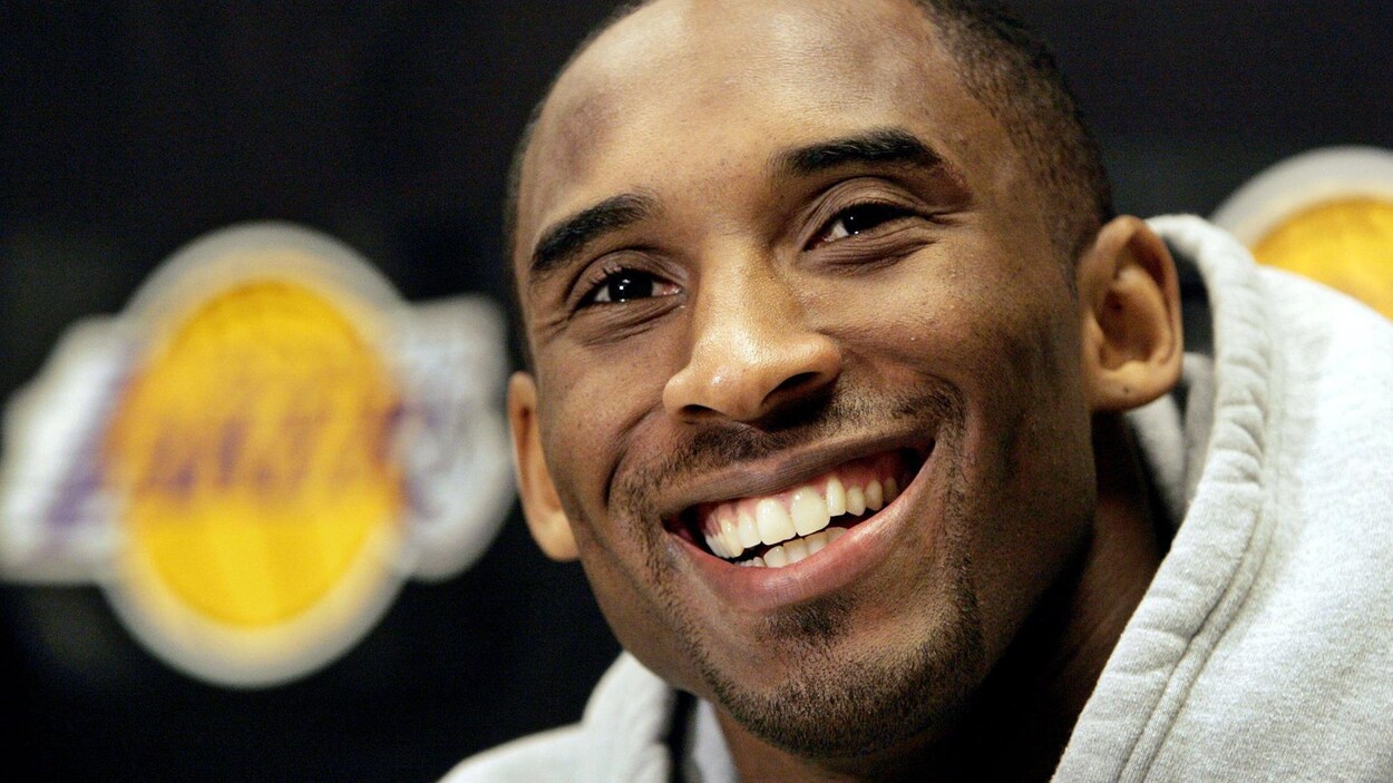 L'étoile des Lakers de Los Angeles, Kobe Bryant, sourit lors d'une conférence de presse.