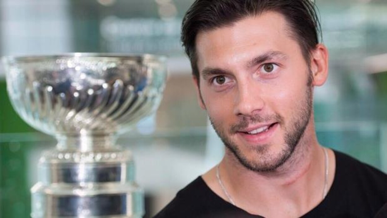 Il pose avec la coupe Stanley.