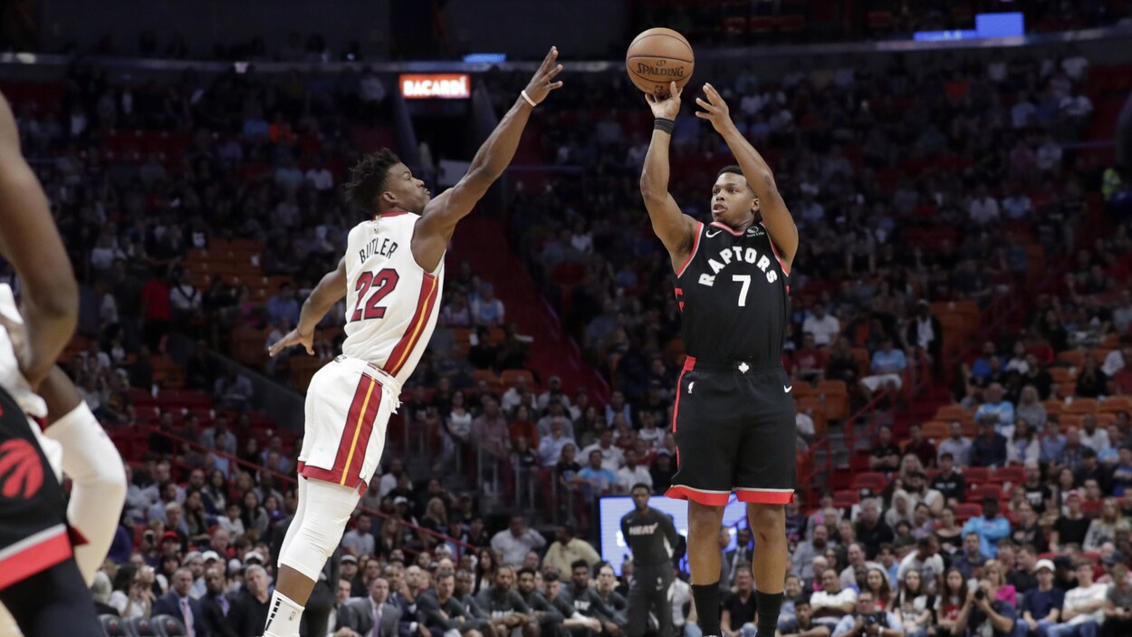 Kyle Lowry tente un tir de trois points devant Jimmy Butler.