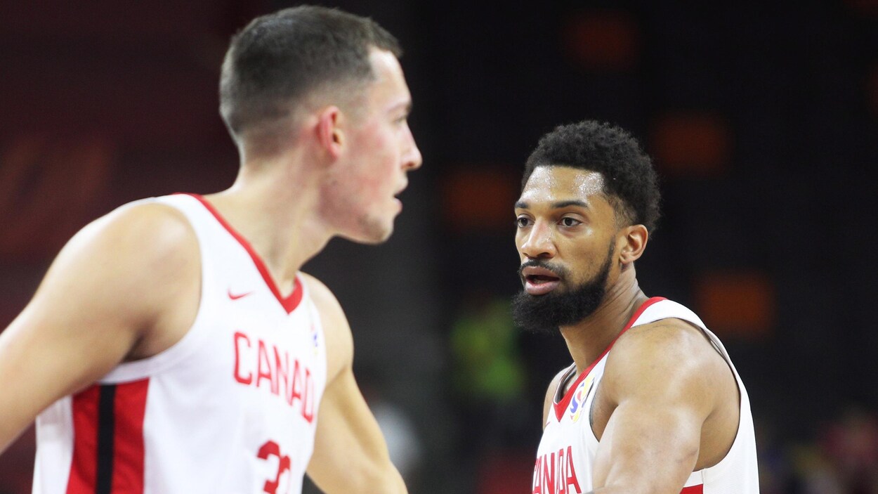 Kyle Wiltjer (à gauche) et Khem Birch se donnent la main.