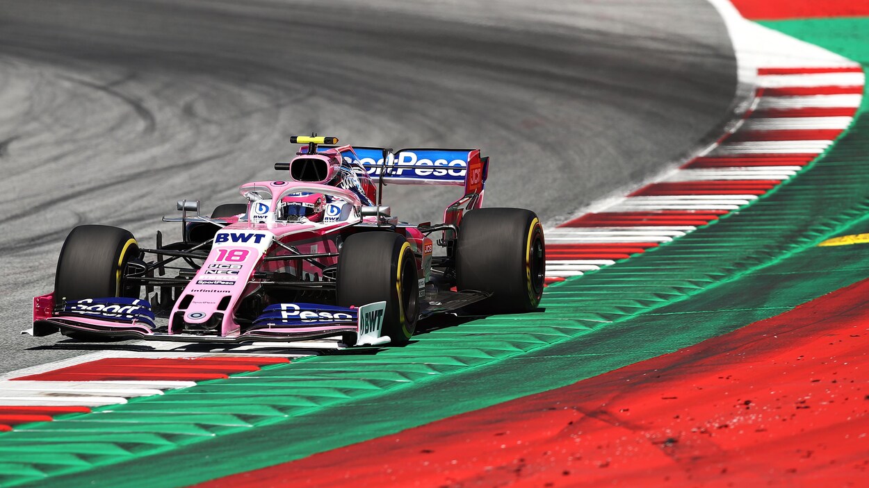 Il négocie un virage durant la séance de qualification du Grand Prix d'Autriche.
