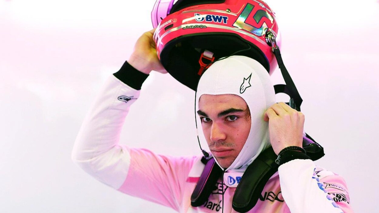 Lance Stroll met son casque dans le garage de l'équipe Racing Point à Barcelone.