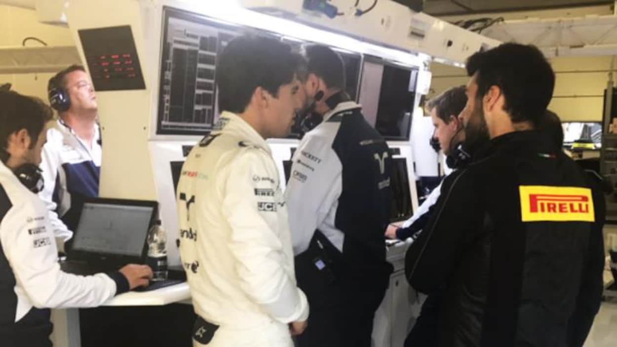 Lance Stroll discute dans le garage Williams. Lance Stroll discute dans le garage Williams.