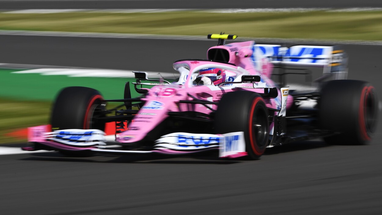 Il négocie un virage à gauche sur le circuit de Silverstone.
