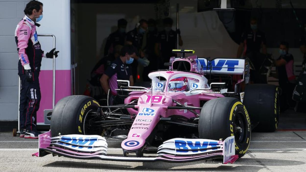 Lance Stroll sort du garage à Silverstone.