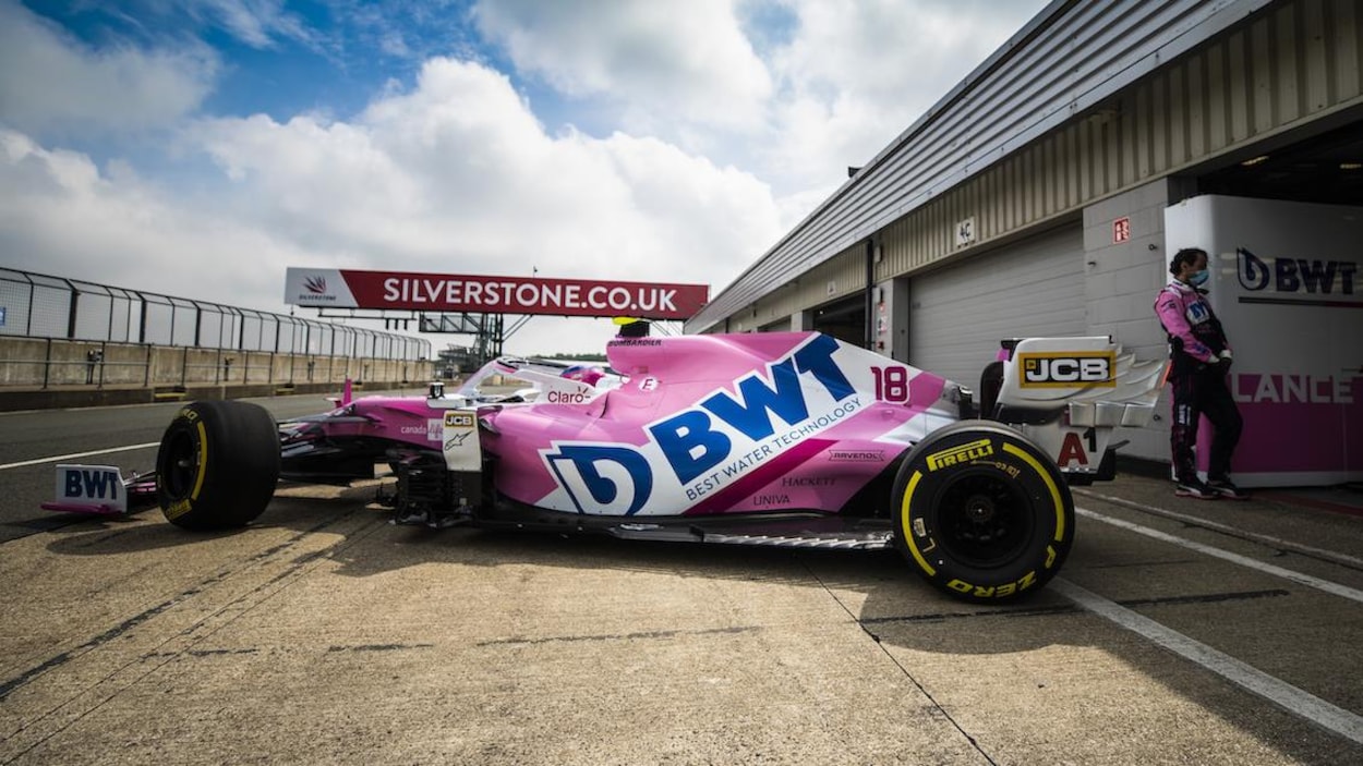 Lance Stroll sort du garage au circuit de Silverstone.