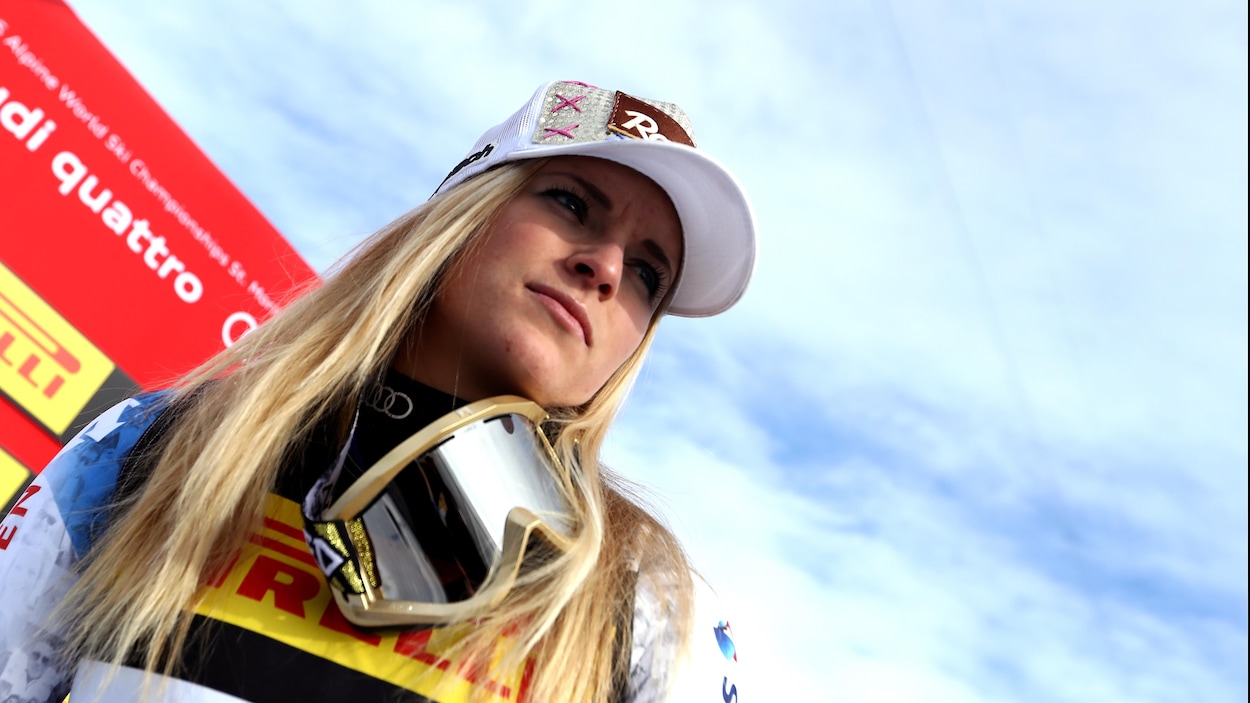 Lara Gut regarde au loin après le Super G féminin des Championnats du monde, en février 2017, à St-Moritz. Elle porte une casquette et a ses lunettes de ski au cou. Lara Gut regarde au loin après le Super G féminin des Championnats du monde, en février 2017, à St-Moritz. Elle porte une casquette et a ses lunettes de ski au cou.