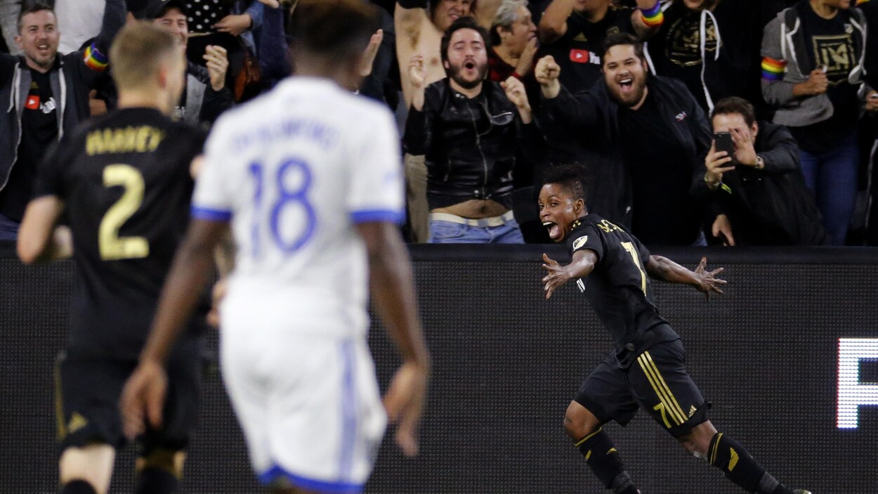 Latif Blessing (à droite) célèbre son but marqué contre l'Impact.