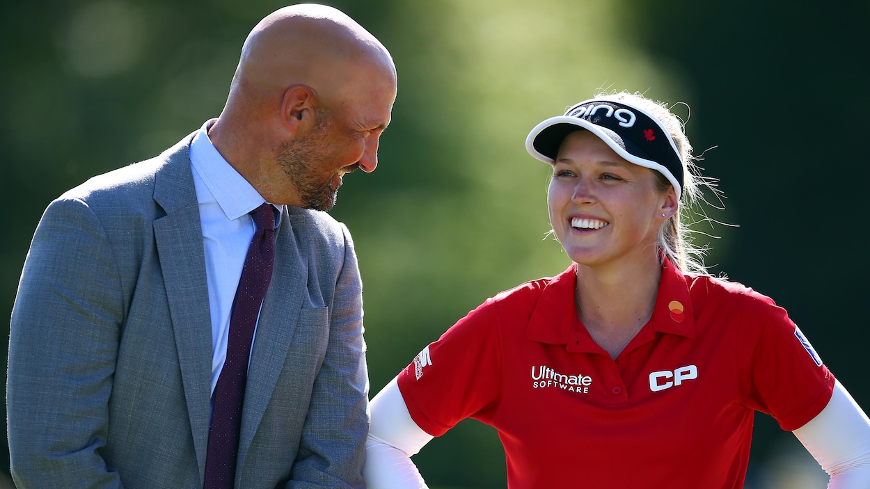 Laurence Applebaum discute avec Brooke Henderson, qui sourit, en août 2019.