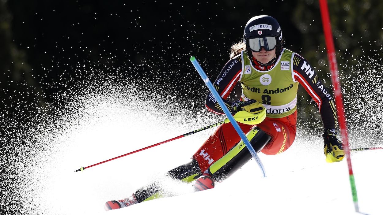 Une skieuse alpine franchit une porte.