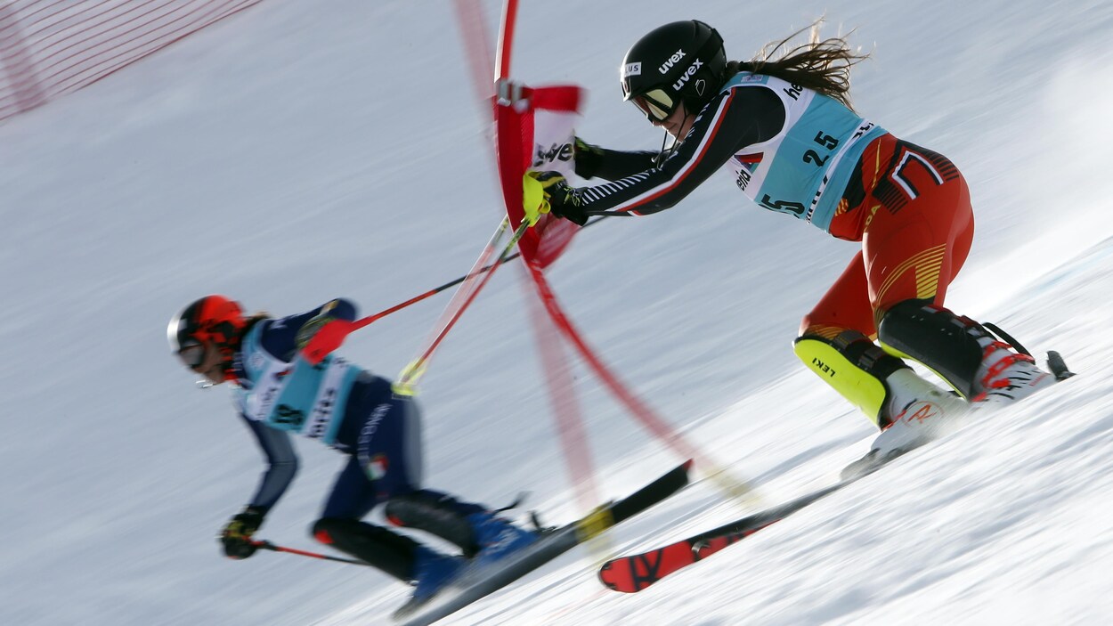 Elles descendent une piste de slalom parallèle en ski.