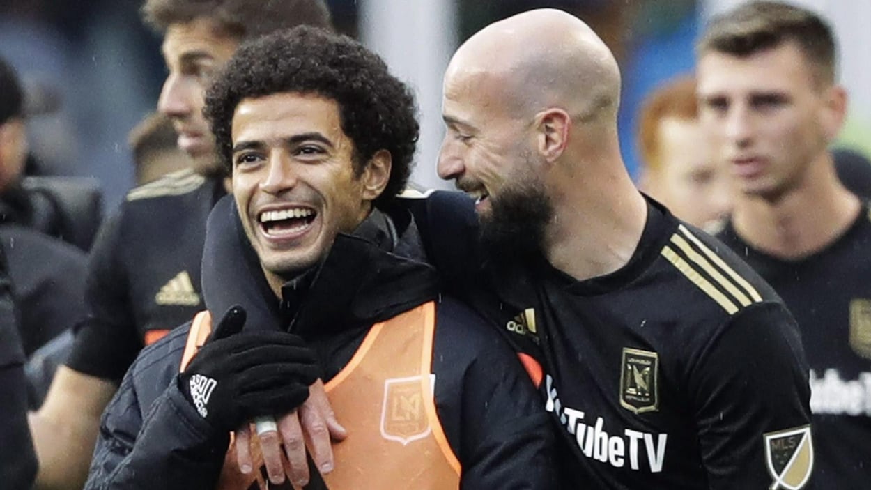 Laurent Ciman rigole avec son coéquipier Omar Gaber après un match du Los Angeles FC. Laurent Ciman rigole avec son coéquipier Omar Gaber après un match du Los Angeles FC.