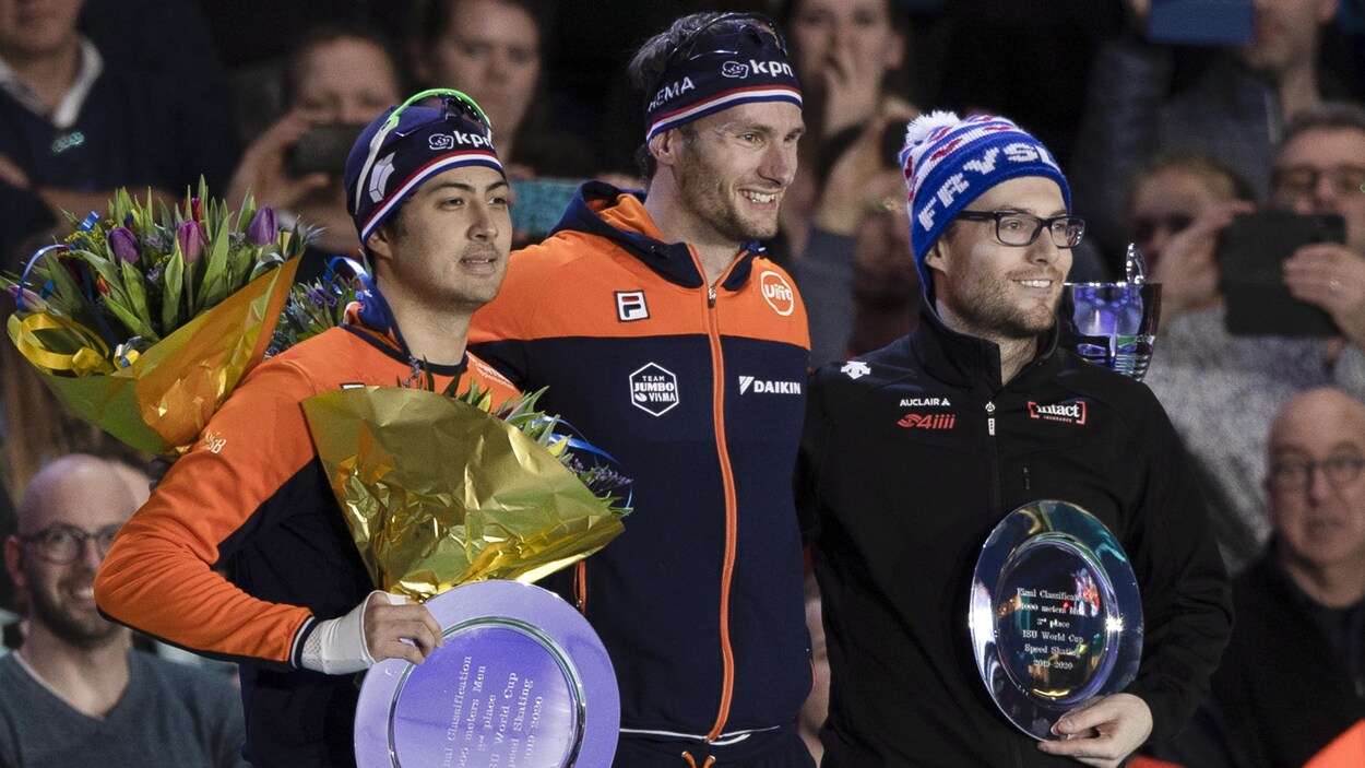 Les Néerlandais Kai Verbij et Thomas Krol et le Québécois sur le podium du 1000 m.