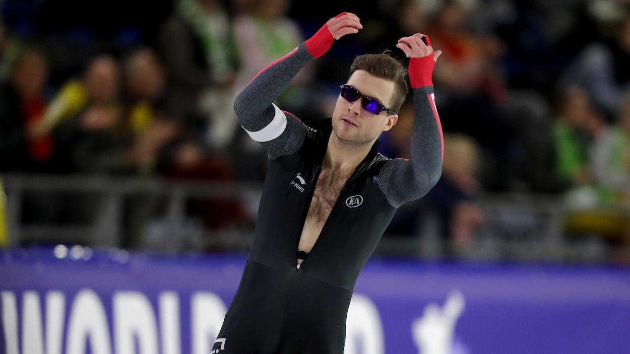 Laurent Dubreuil célèbre après avoir gagné l'or sur 500 m à la Coupe du monde de Heerenveen. Laurent Dubreuil célèbre après avoir gagné l'or sur 500 m à la Coupe du monde de Heerenveen.