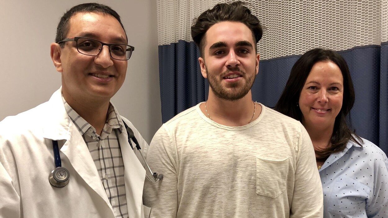 Laurent Laforest (centre), entre le Dr Rafik Tadros et Annie Plante, mère du joueur Laurent Laforest (centre), entre le Dr Rafik Tadros et Annie Plante, mère du joueur