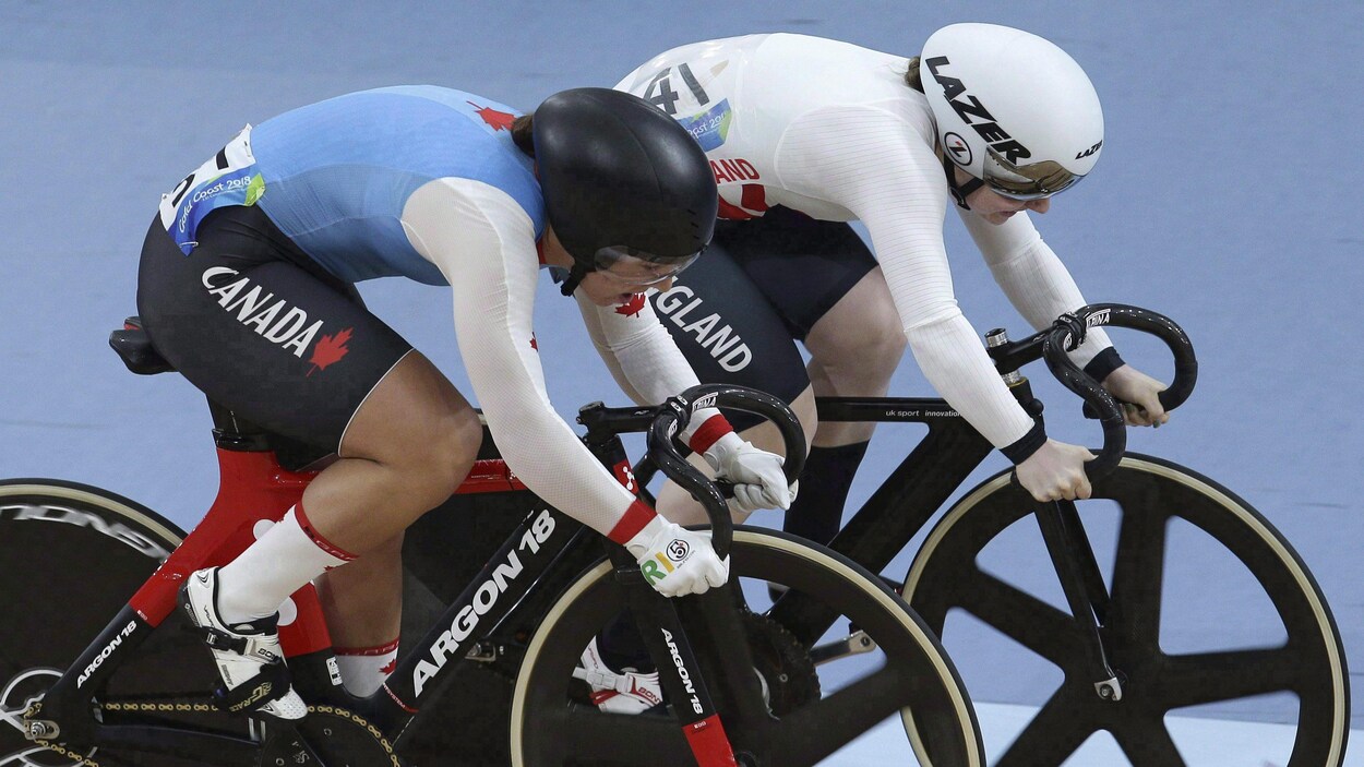 Lauriane Genest du Canada bataille avec l'Anglaise Bate Lauren au sprint lors des Jeux du Commonwealth à Brisbane, Australie, le 6 avril 2018
