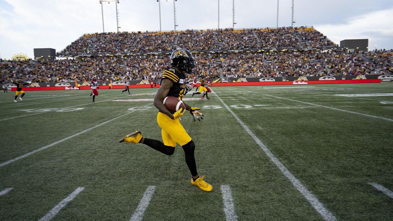 Brandon Banks en train de courir le long des lignes de côté lors d'un match à domicile contre Calgary.