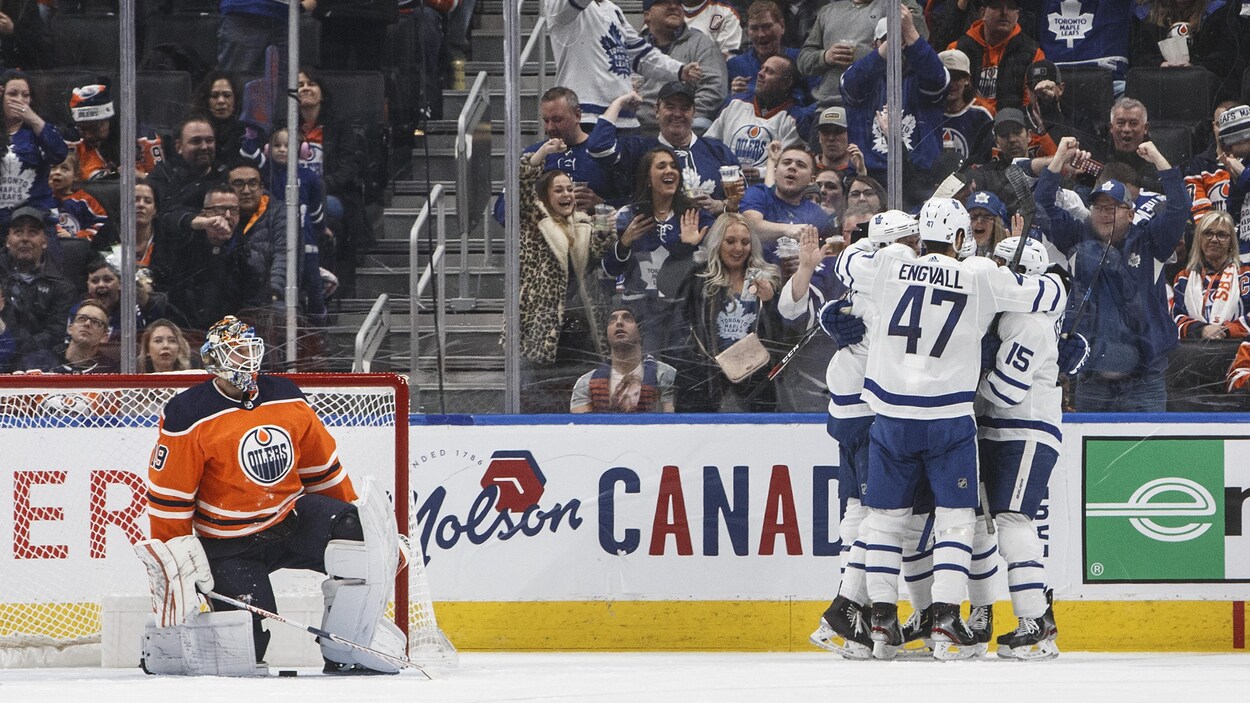 Les joueurs des Leafs célèbrent le but dans un coin de la patinoire.