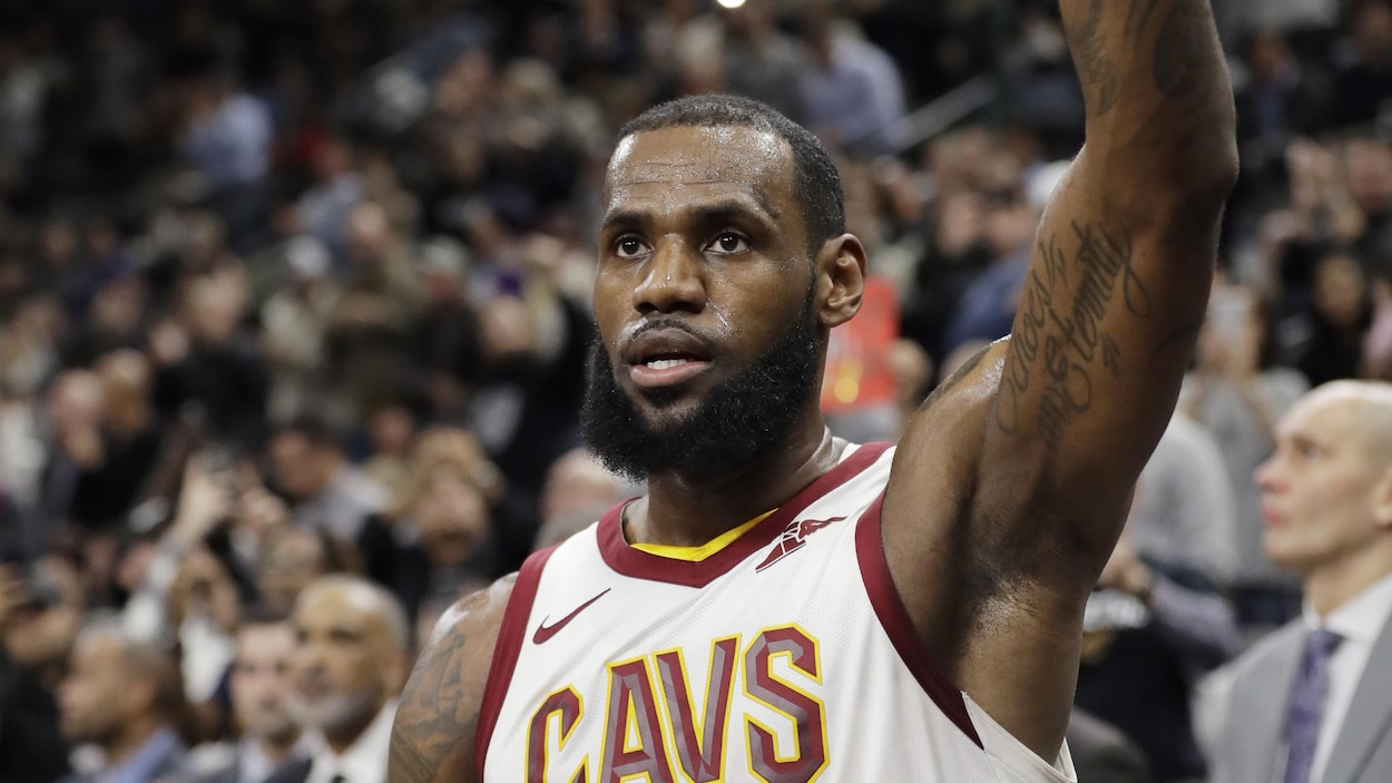 LeBron James lève la main pour saluer la foule qui l'acclame après qu'il ait inscrit le 30 000e point de sa carrière. LeBron James lève la main pour saluer la foule qui l'acclame après qu'il ait inscrit le 30 000e point de sa carrière.