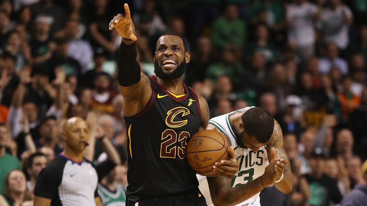 LeBron James souriant. LeBron James souriant.