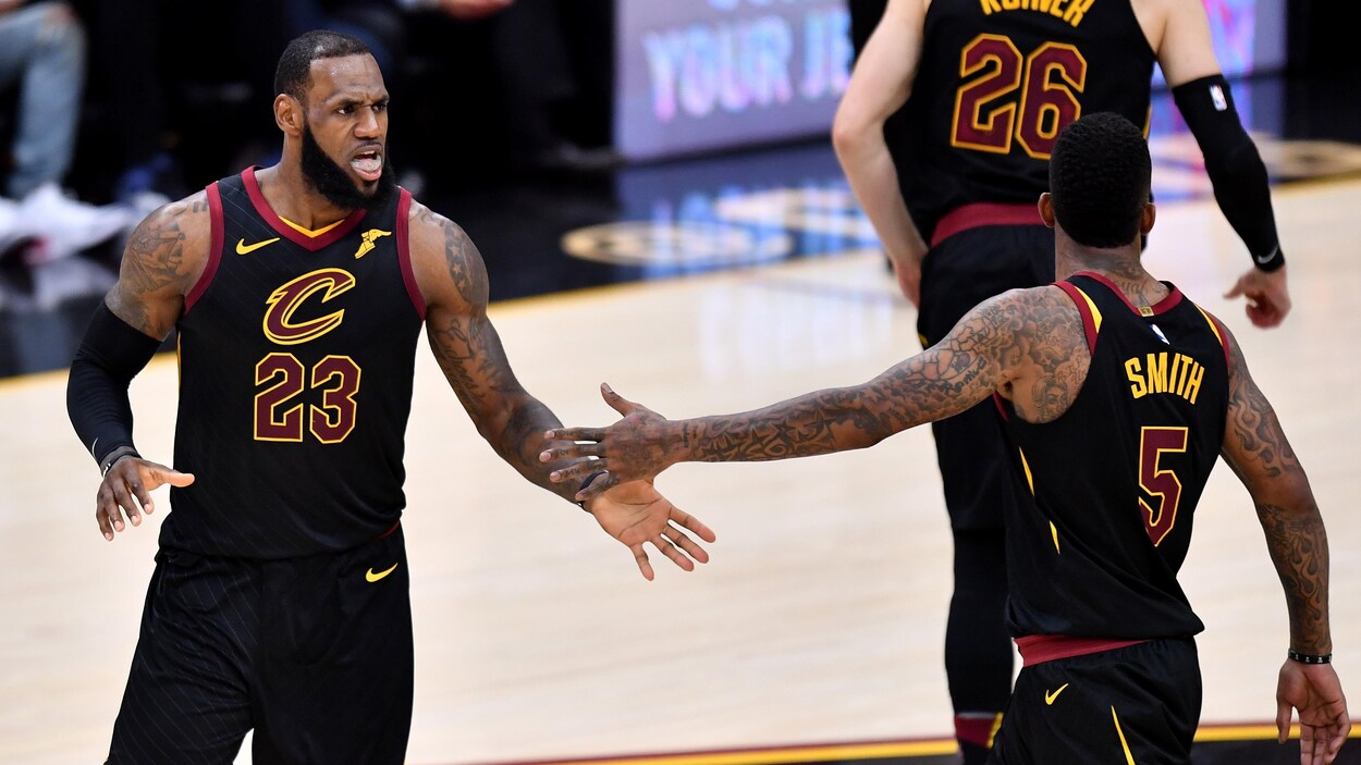 LeBron James (gauche) et JR Smith LeBron James (gauche) et JR Smith