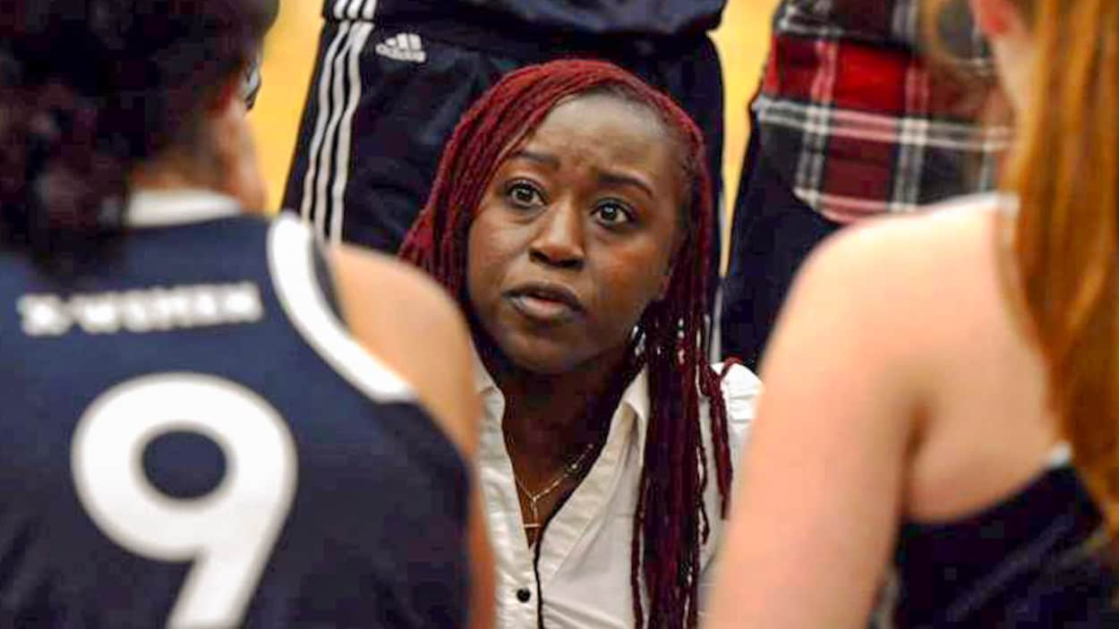 Lee Anna Osei s'adresse à ses joueuses lors d'un temps d'arrêt.