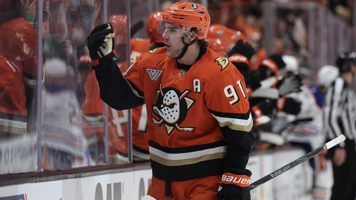 Leo Carlsson reste finalement avec les Ducks