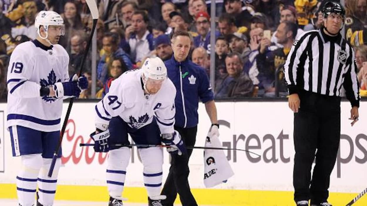 Leo Komarov (47), des Maple Leafs de Toronto, quitte la glace aux côtés de Tomas Plekanec pendant la deuxième période du second match contre les Bruins de Boston. Leo Komarov (47), des Maple Leafs de Toronto, quitte la glace aux côtés de Tomas Plekanec pendant la deuxième période du second match contre les Bruins de Boston.