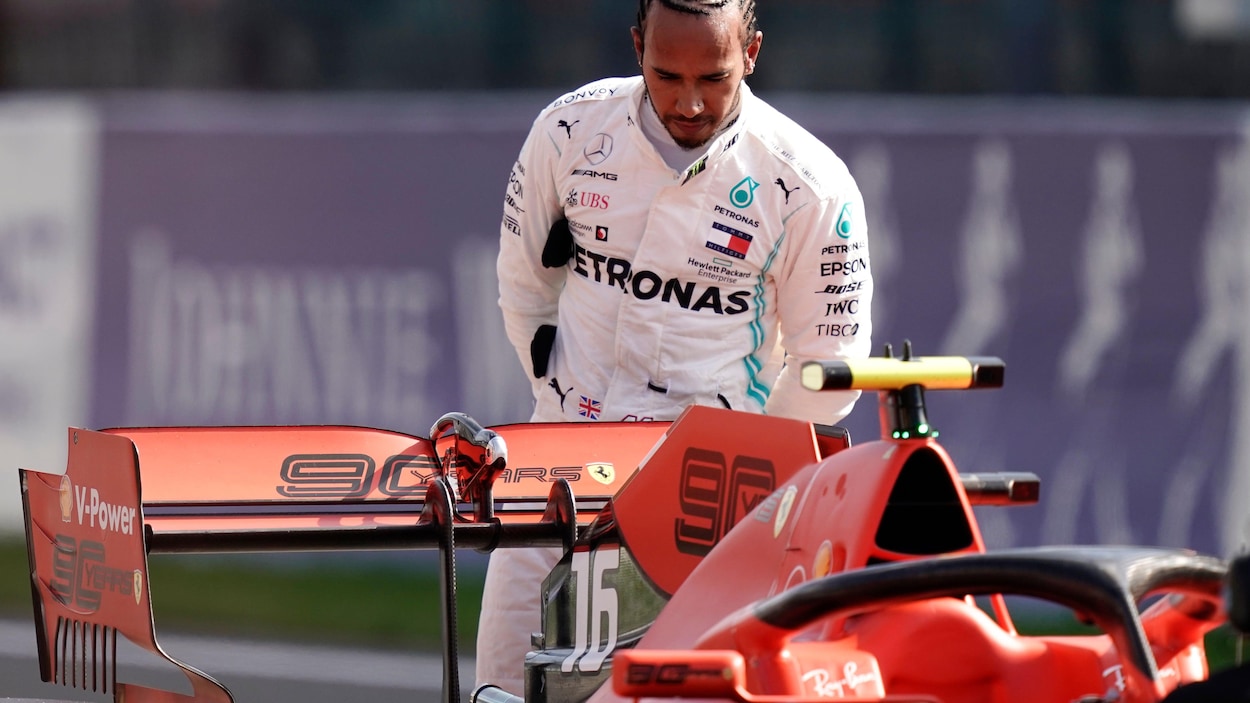 Il se penche sur l'aileron arrière.