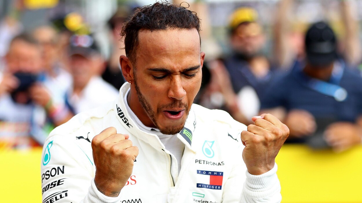 Lewis Hamilton réagit en serrant les poings à sa victoire au Grand Prix de France. Lewis Hamilton réagit en serrant les poings à sa victoire au Grand Prix de France.