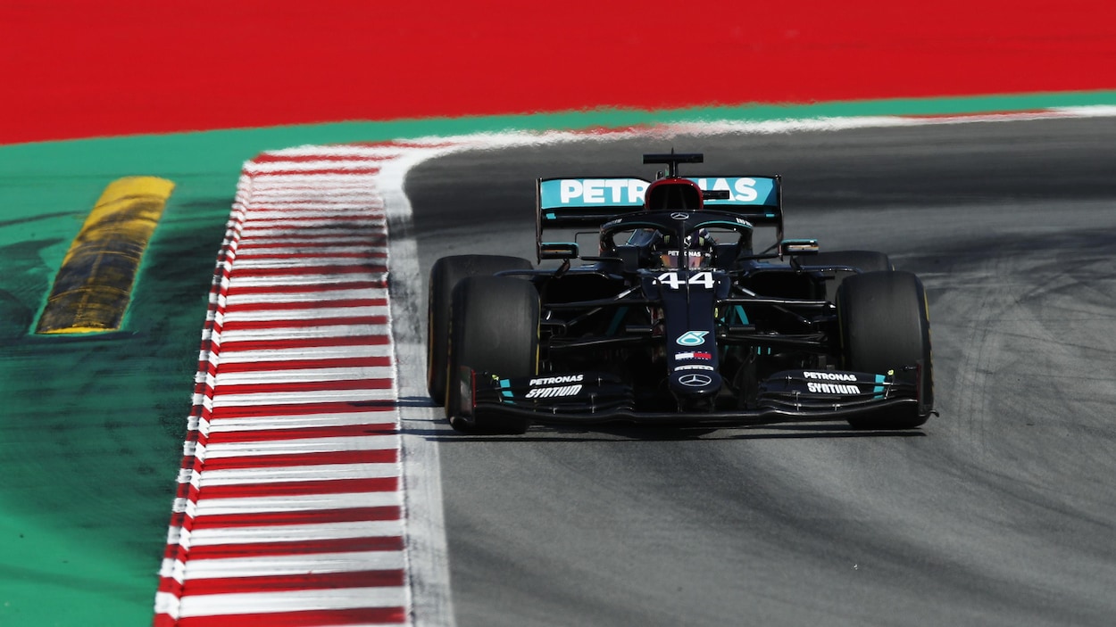Le pilote roule sur le circuit espagnol.