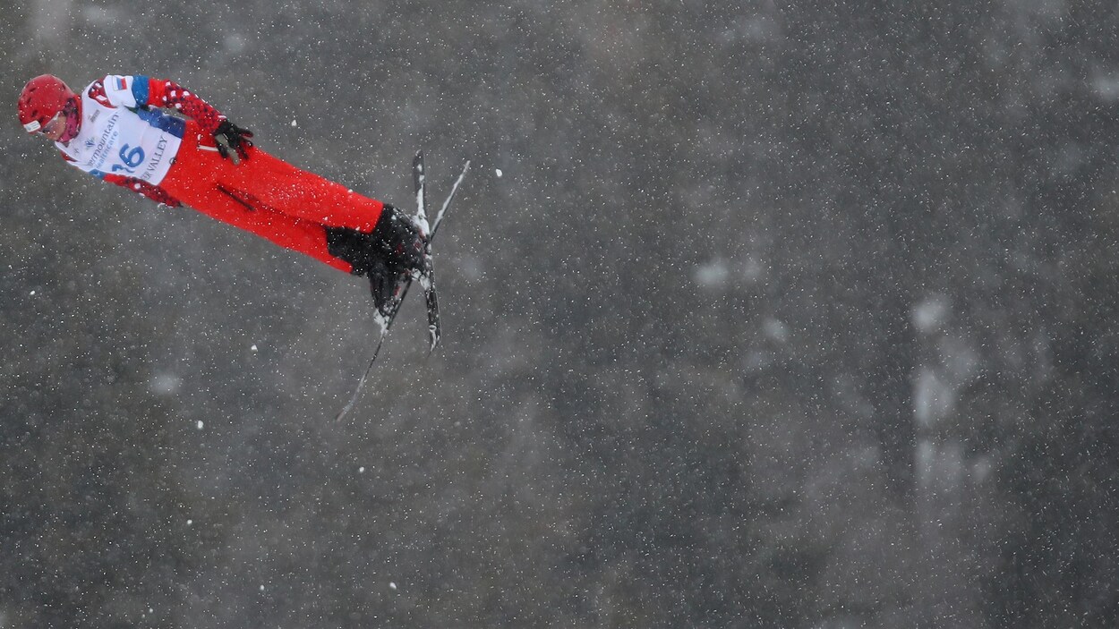 Le skieur acrobatique s'élance pour un saut.